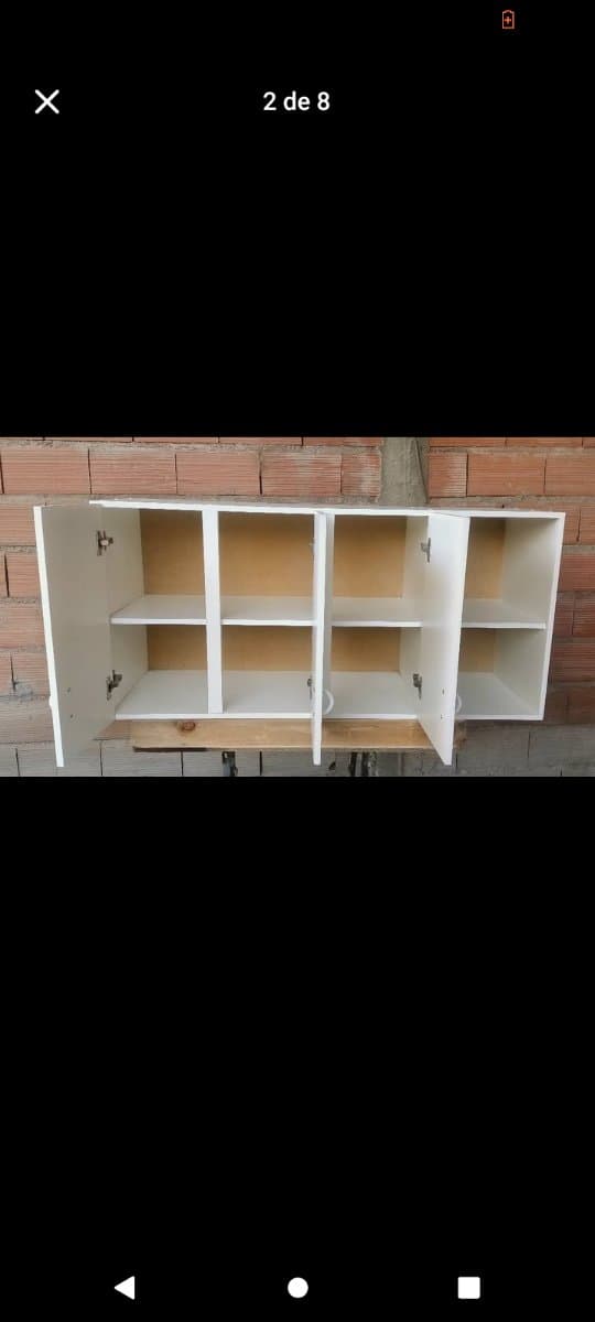 Mueble blanco con puertas y estantes