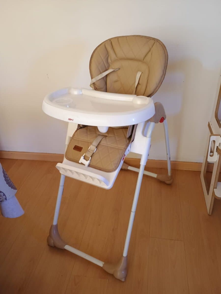 Silla bebé plegable y regulable beige blanca usada
