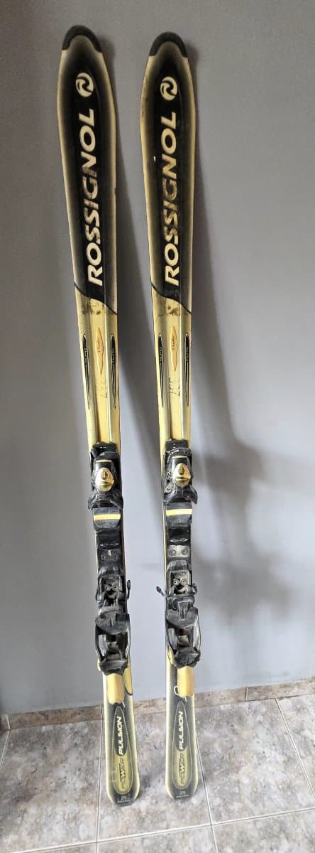 Skis Rossignol negros y dorados usados