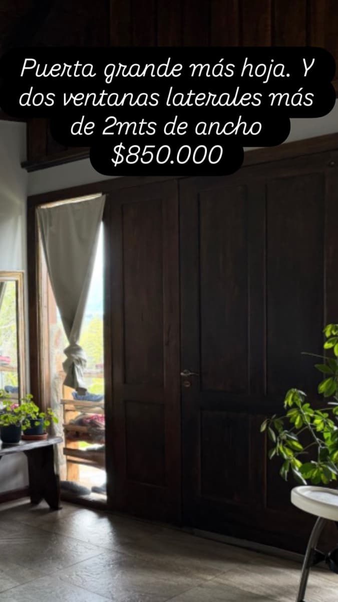 Puerta de madera maciza de dos hojas más ventanas laterales 