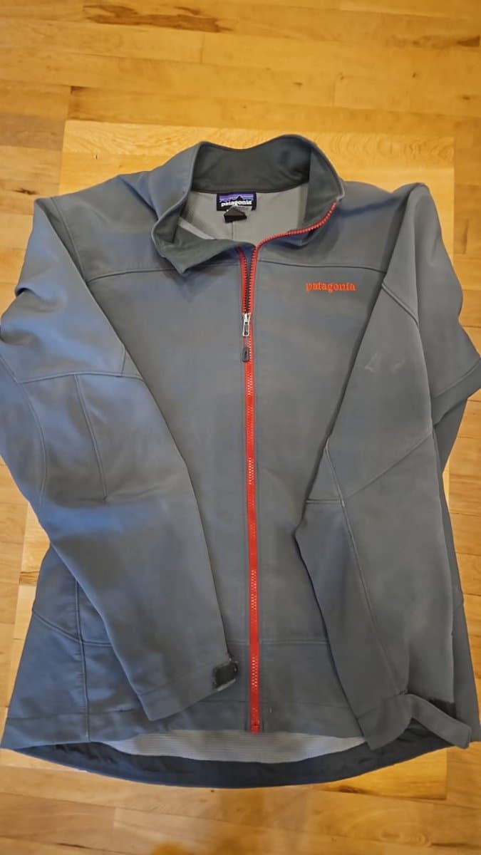Campera Patagonia gris con cierre rojo talle L