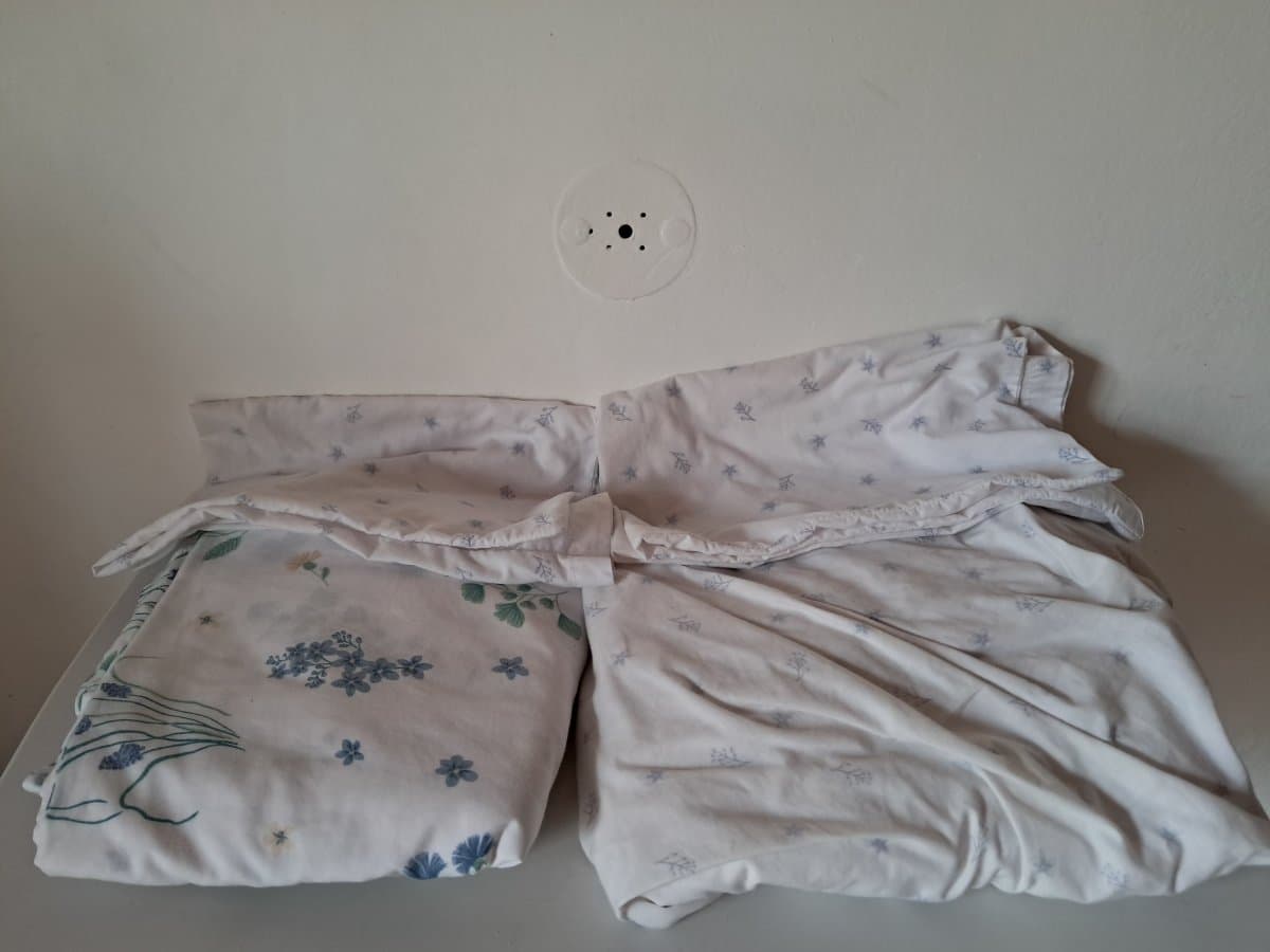 Juego de sábanas floreadas blancas.