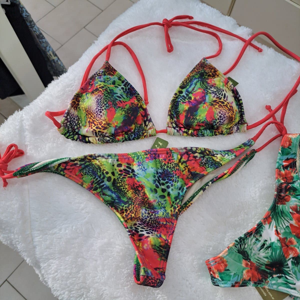 Oferta de Bikinis multicolor discontinuos. Mallas.