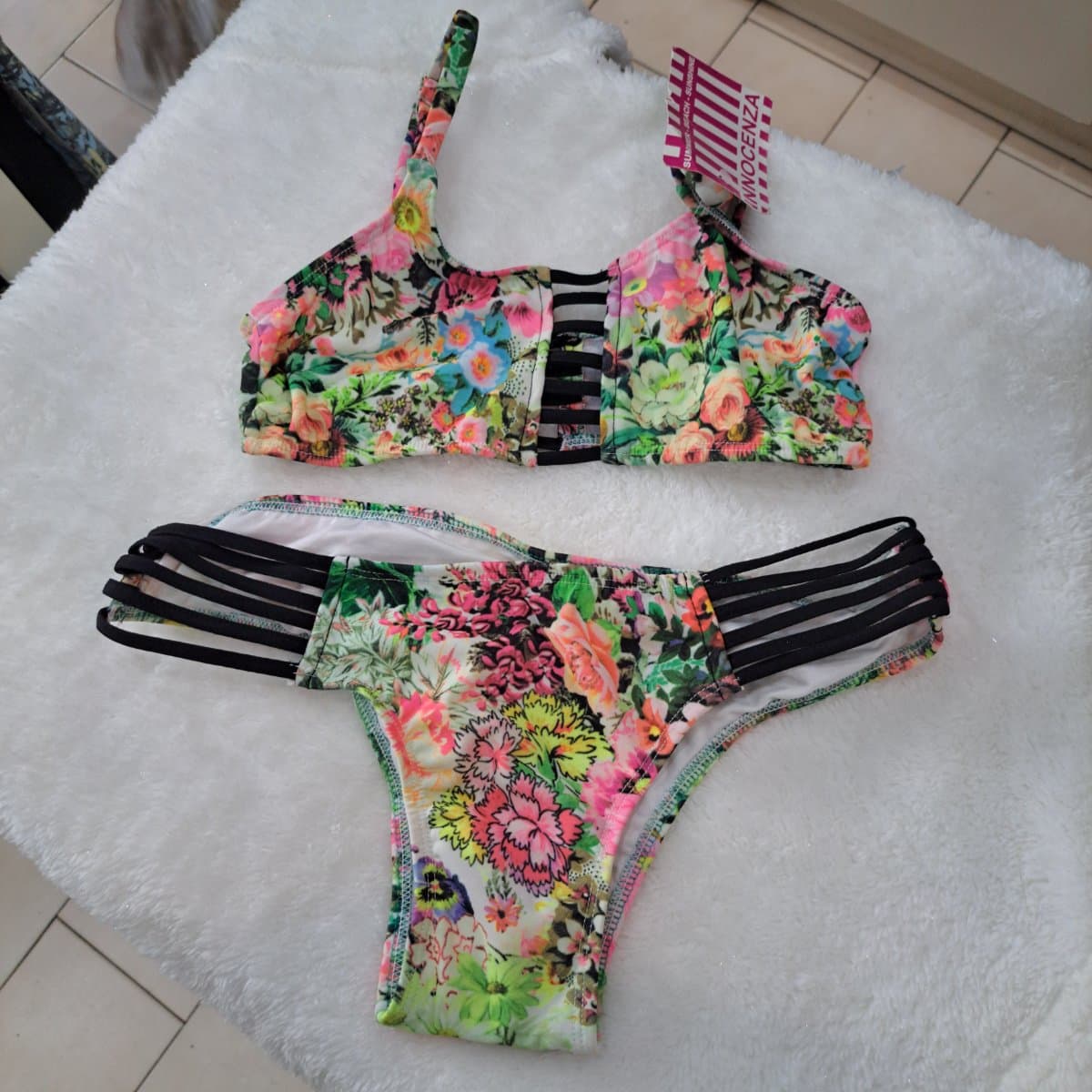 Oferta de Bikinis multicolor discontinuos. Mallas.