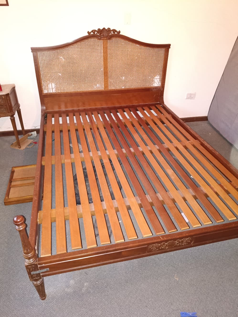 Cama de madera con respaldo de rejilla