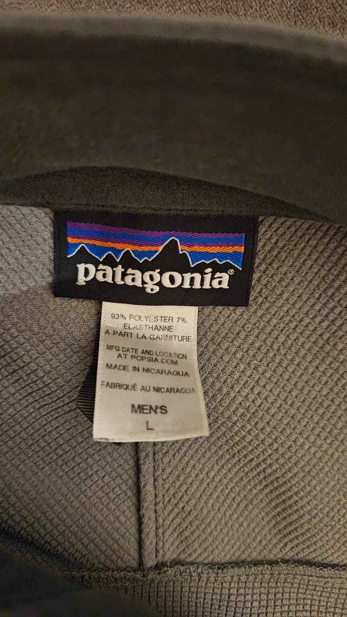 Campera Patagonia gris con cierre rojo talle L