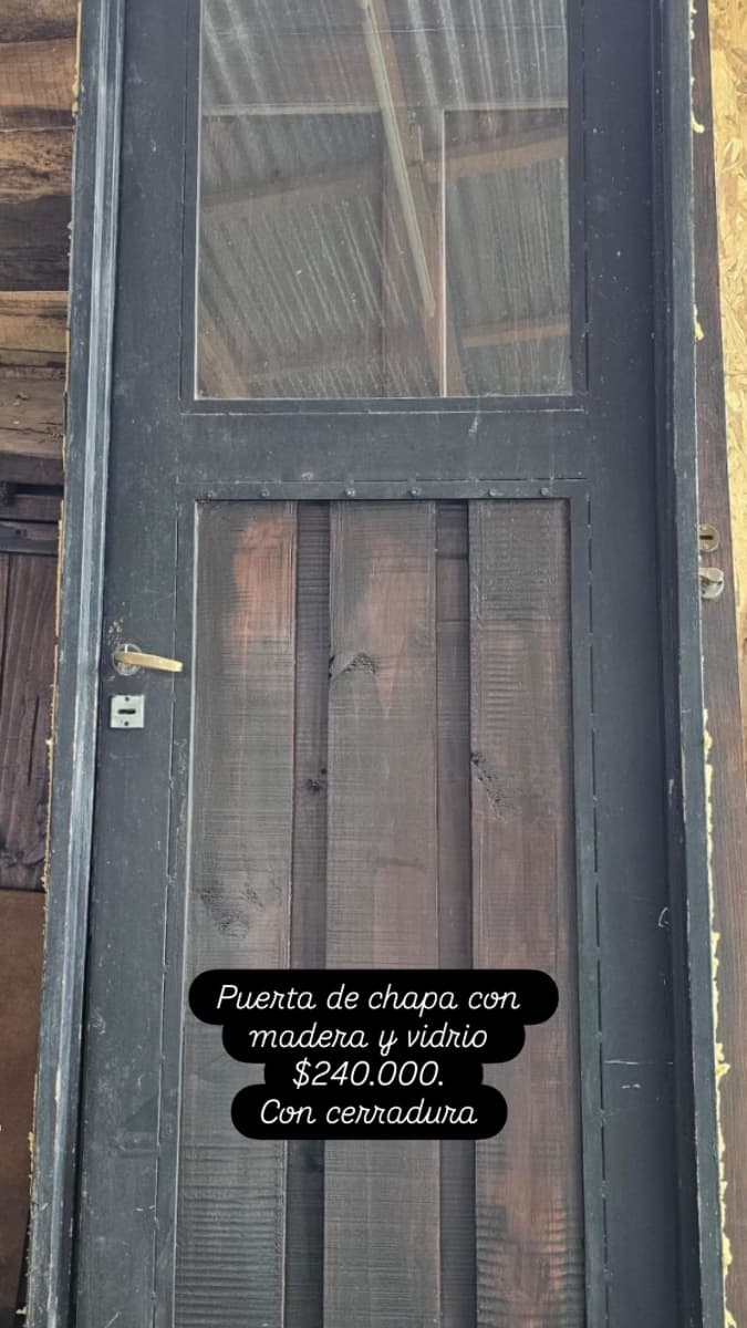 Puerta de chapa con madera y vidrio