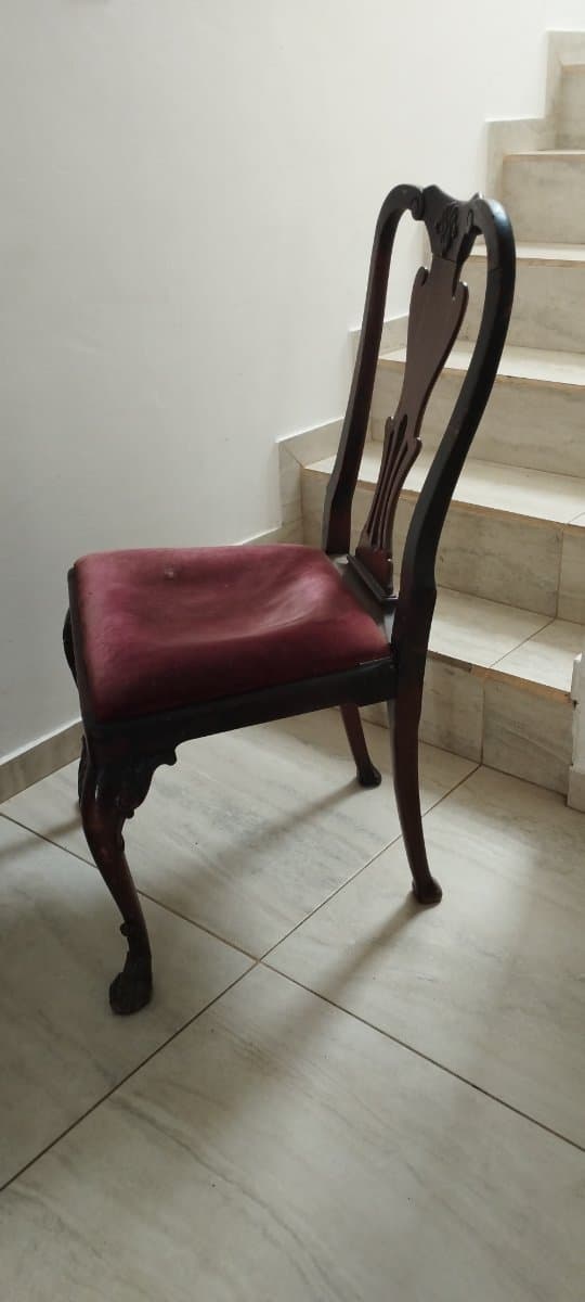 5 Sillas estilo antiguo madera oscura. Reina Ana, y dos pies del mismo juego.