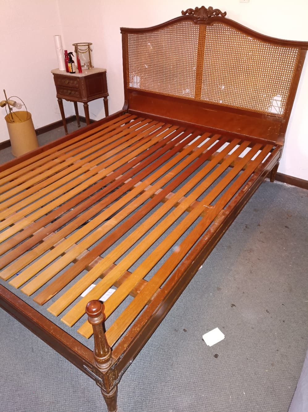 Cama de madera con respaldo de rejilla
