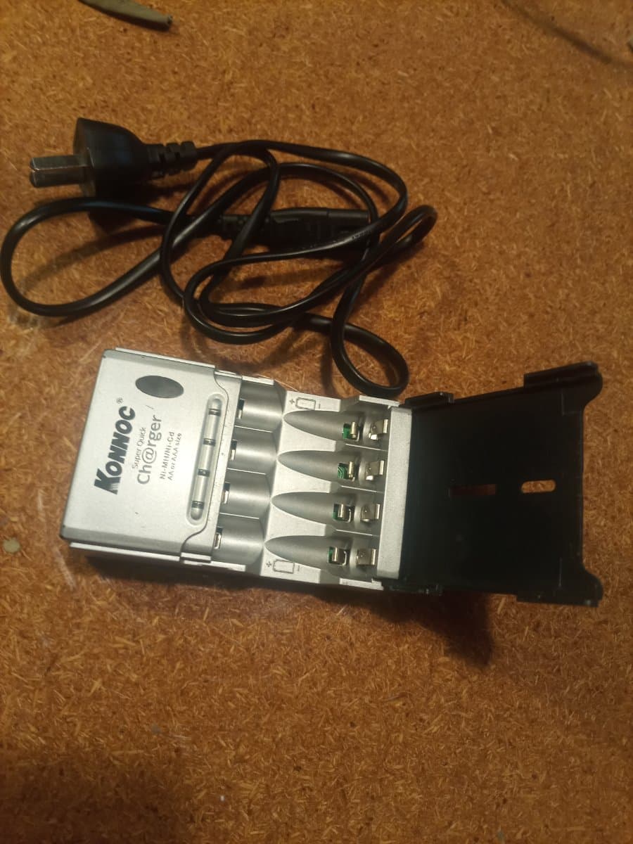 Cargador Koumoc p/pilas recargables AA/AAA c/cable de alimentación. Impecable.