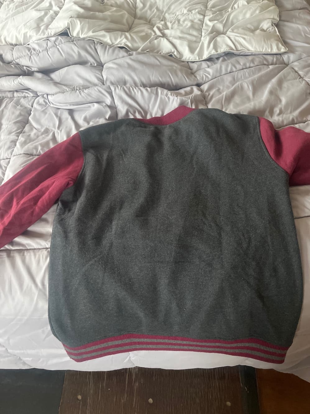 Campera DC gris y bordo 