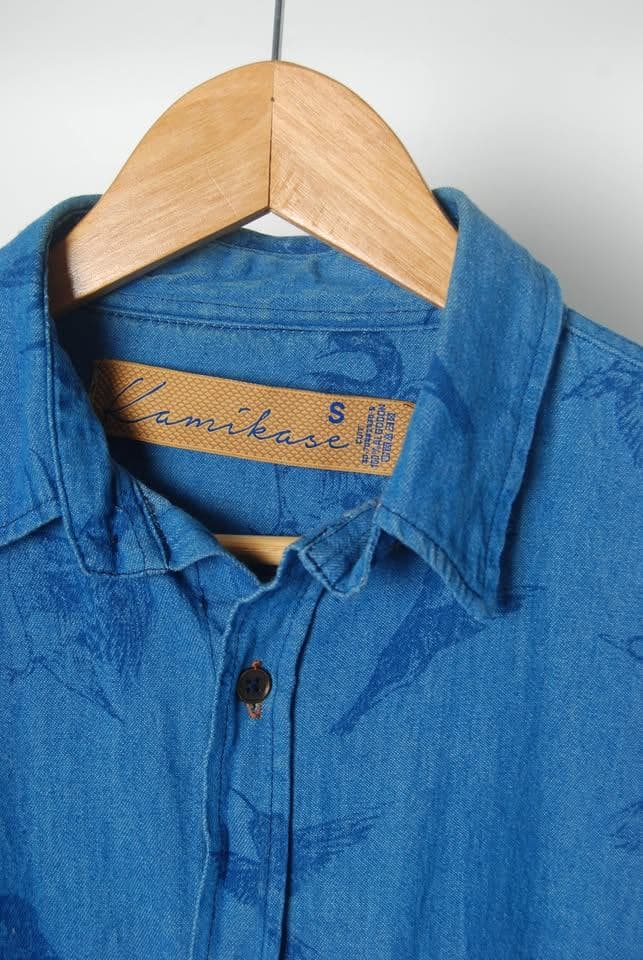 Camisa de jean manga larga marca "Kamikaze" - Estampa golondrinas