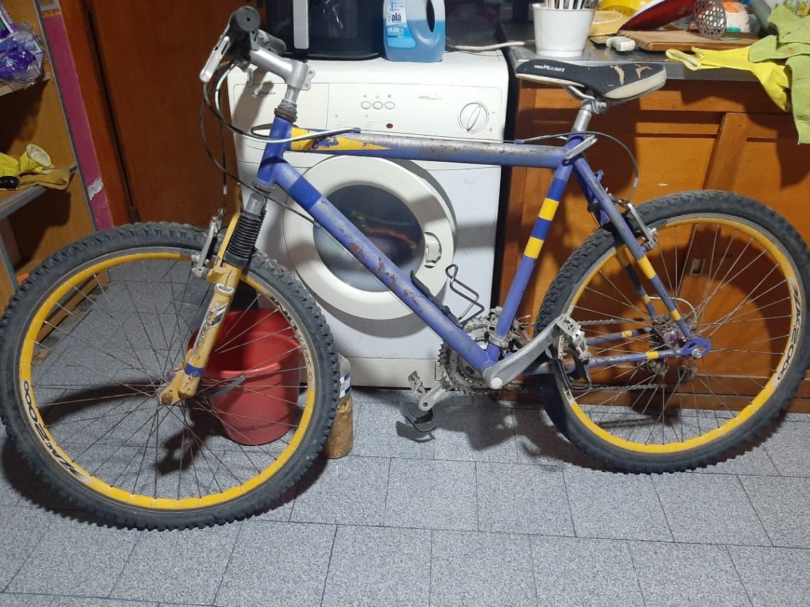 Bicicleta montaña azul y amarilla usada