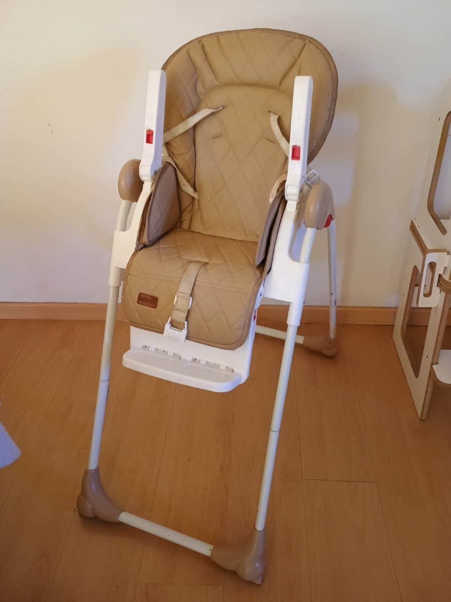 Silla bebé plegable y regulable beige blanca usada