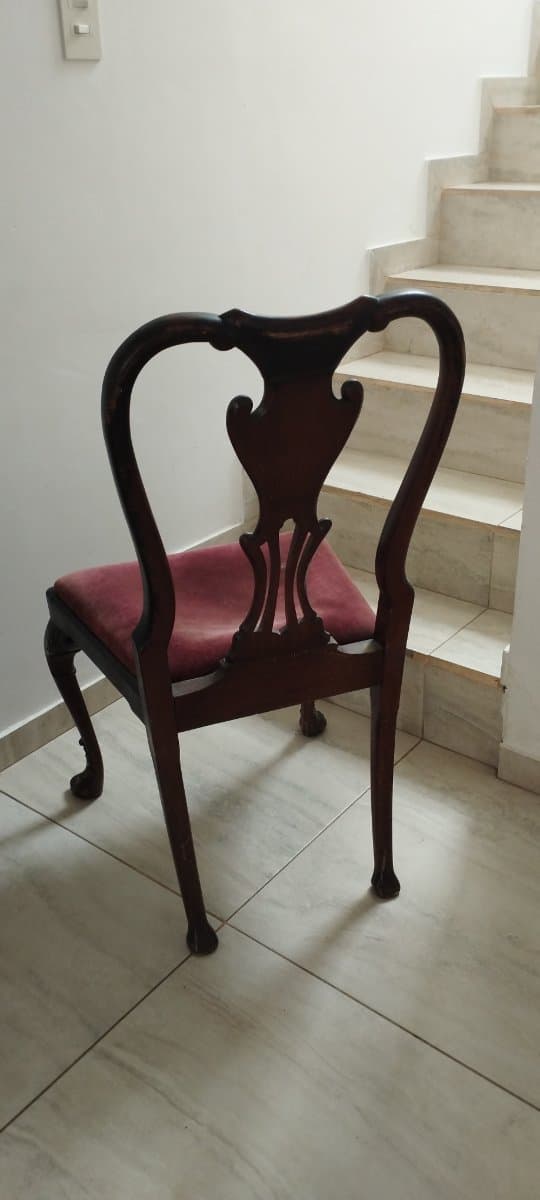 5 Sillas estilo antiguo madera oscura. Reina Ana, y dos pies del mismo juego.