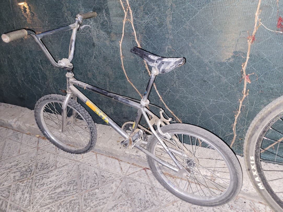 Bicicleta de paseo gris usada