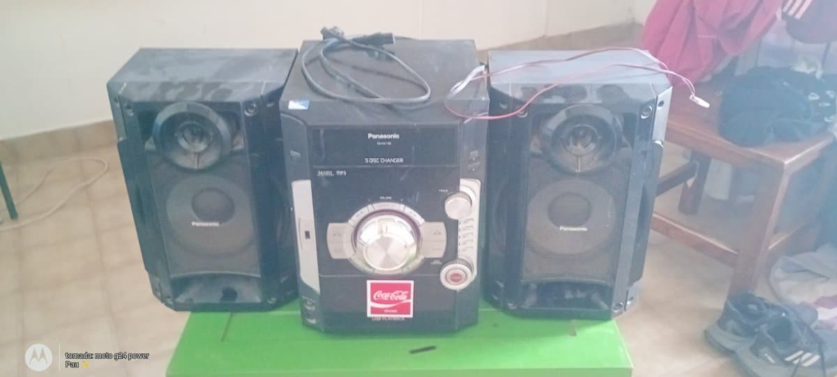 Equipo de música Panasonic 5 discos USB entrada y salida de audio.