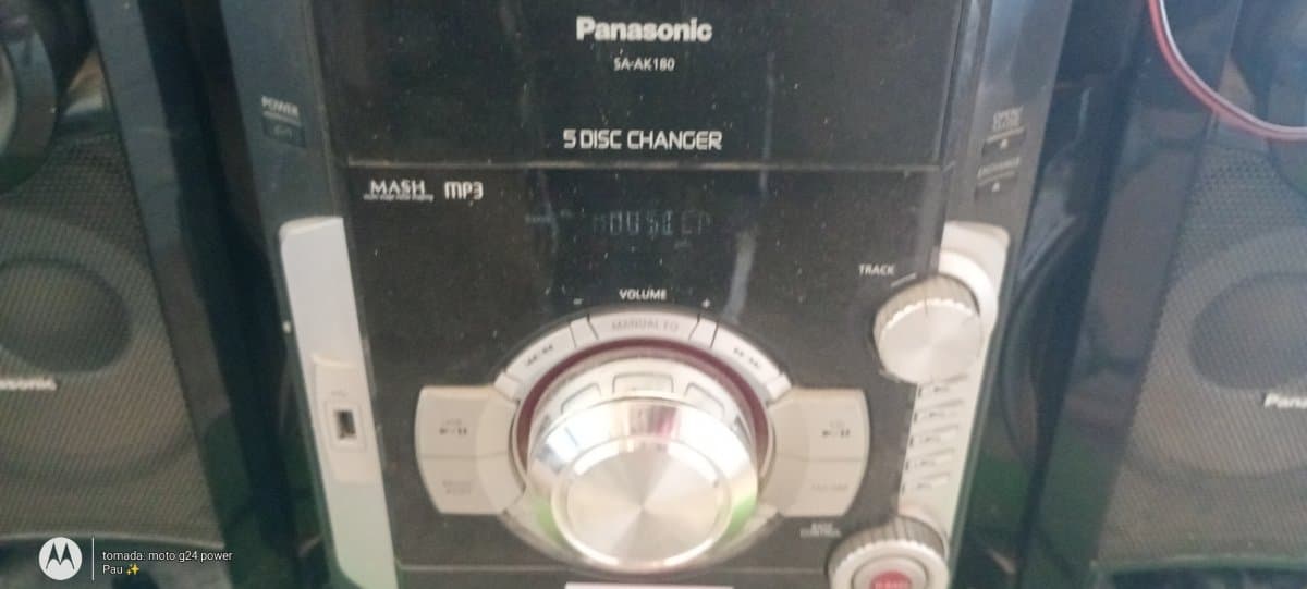 Equipo de música Panasonic 5 discos USB entrada y salida de audio.