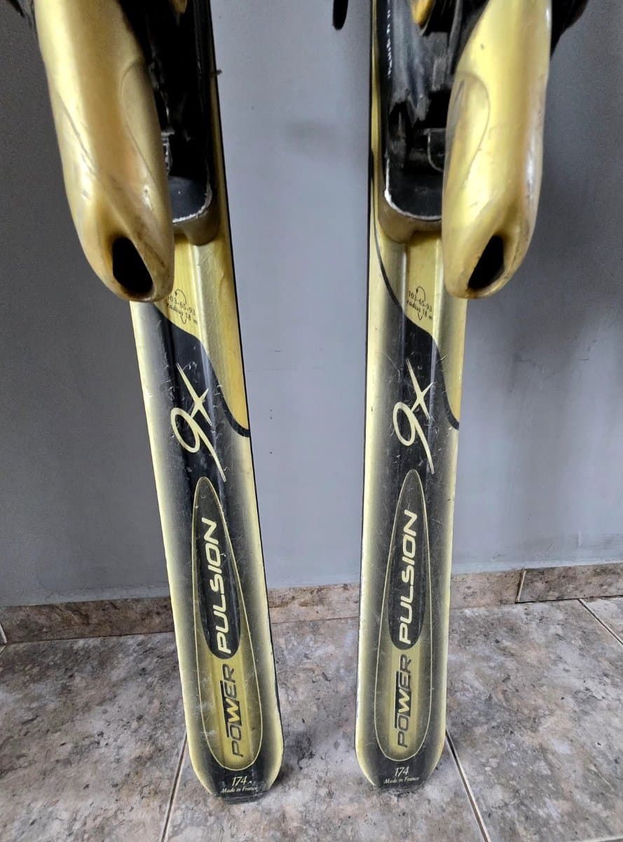 Skis Rossignol negros y dorados usados