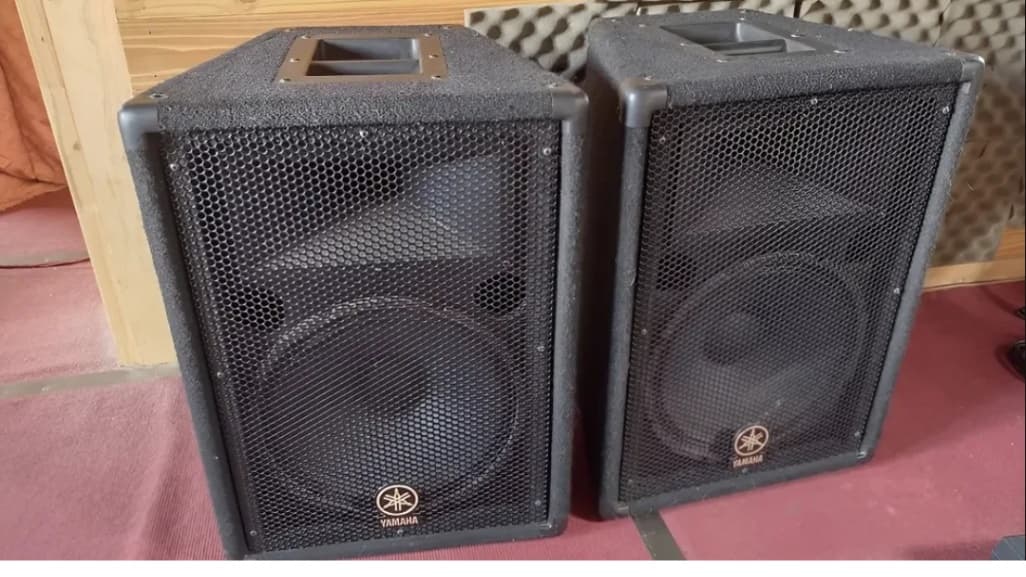 Par de Parlantes Pasivos
YAMAHA BR12