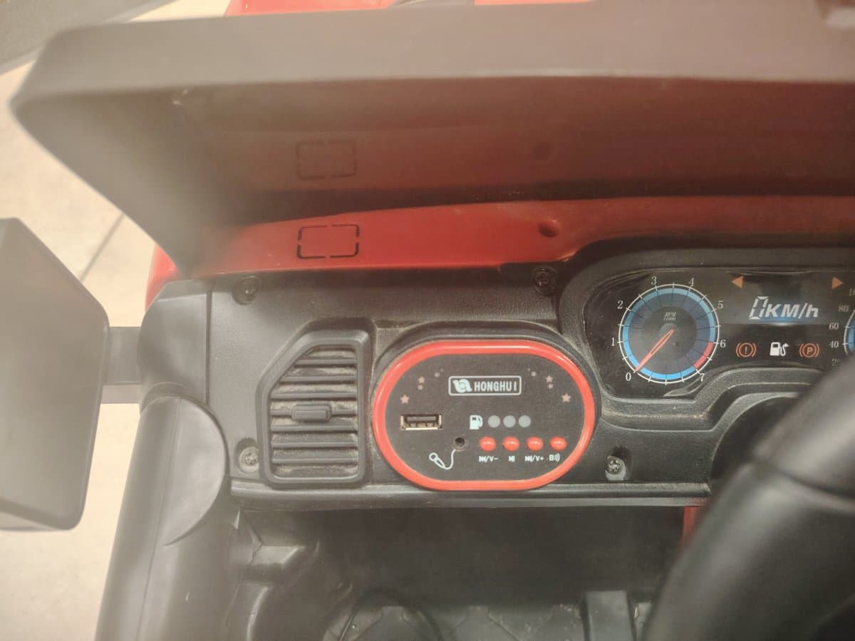 Auto infantil  usado a batería. cargador y control remoto. Usb. Música precargad