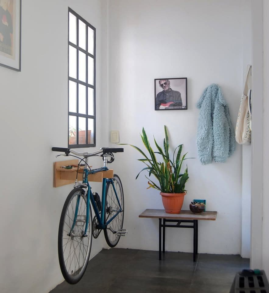 Soporte cuelga bici de madera multilaminada para pared con estante
