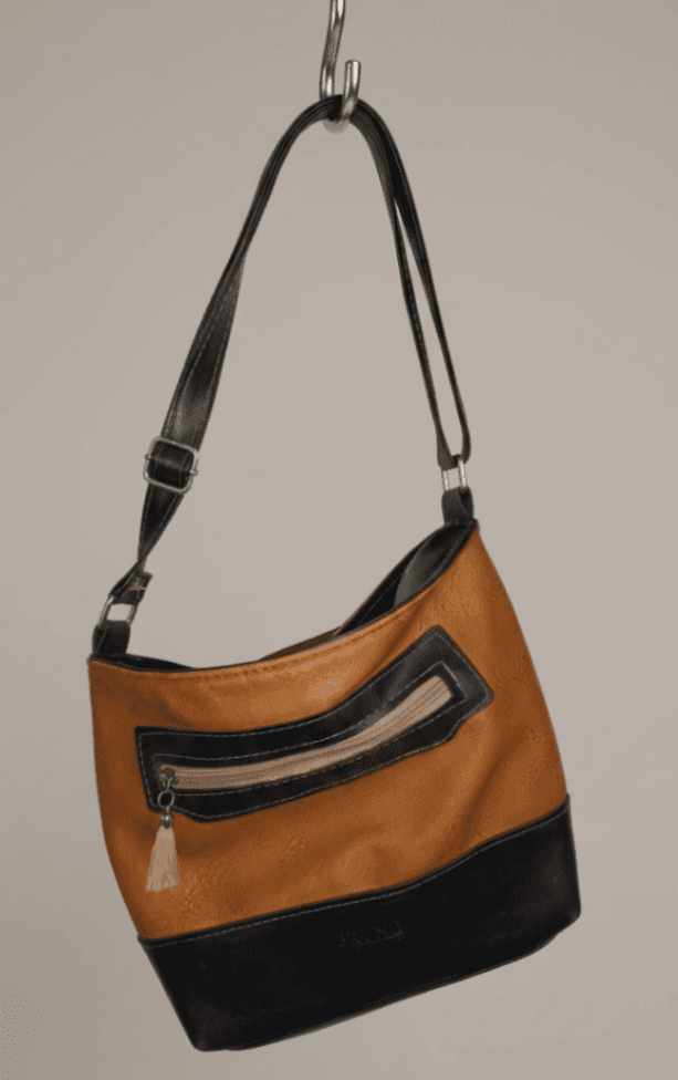 Bolso de cuero marrón y negro y pantuflas.