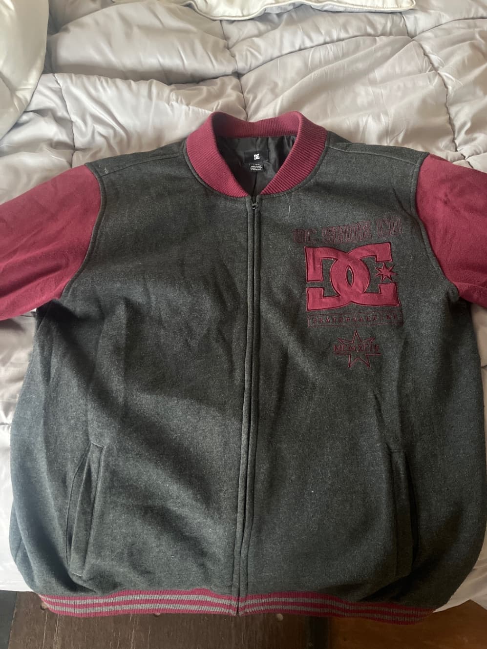 Campera DC gris y bordo 