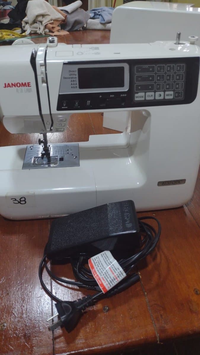 Máquina de coser Janome computarizada impecable
