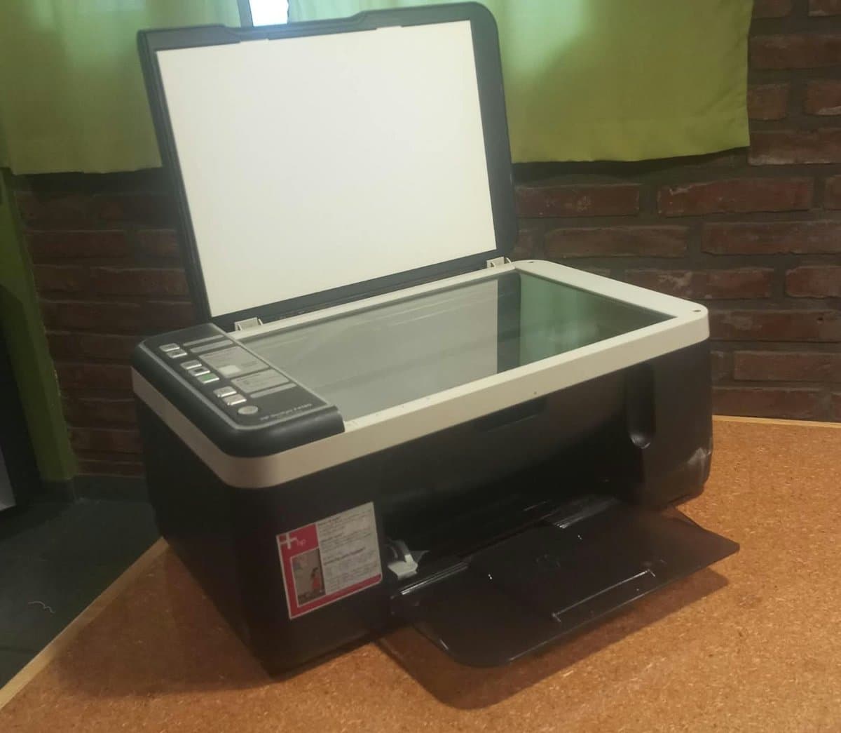 Impresora HP Deskjet  f4180, multifunción. No incluye cartuchos. Con cables.