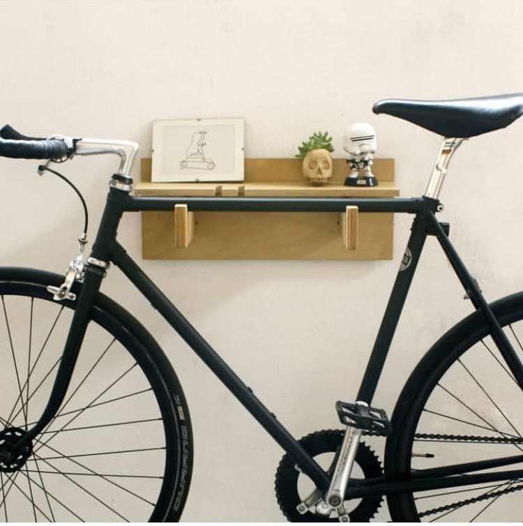Soporte cuelga bici de madera multilaminada para pared con estante
