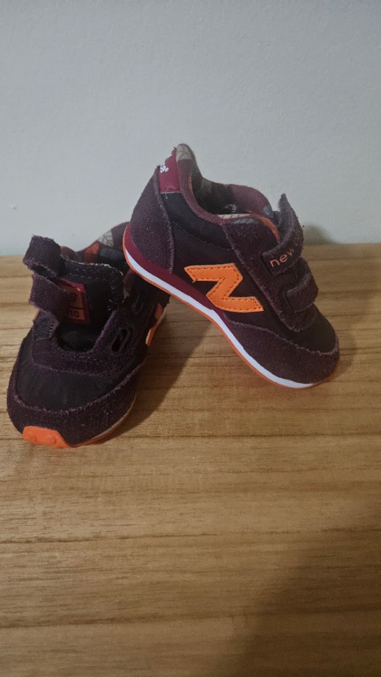 Zapatillas New Balance niño burdó naranja