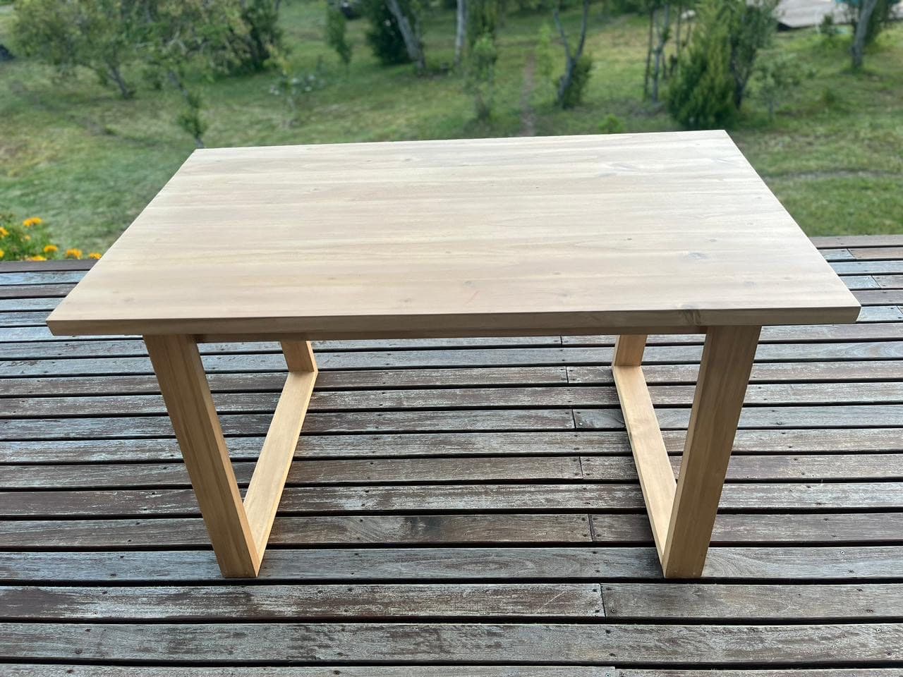 Mesa de álamo laqueado 
