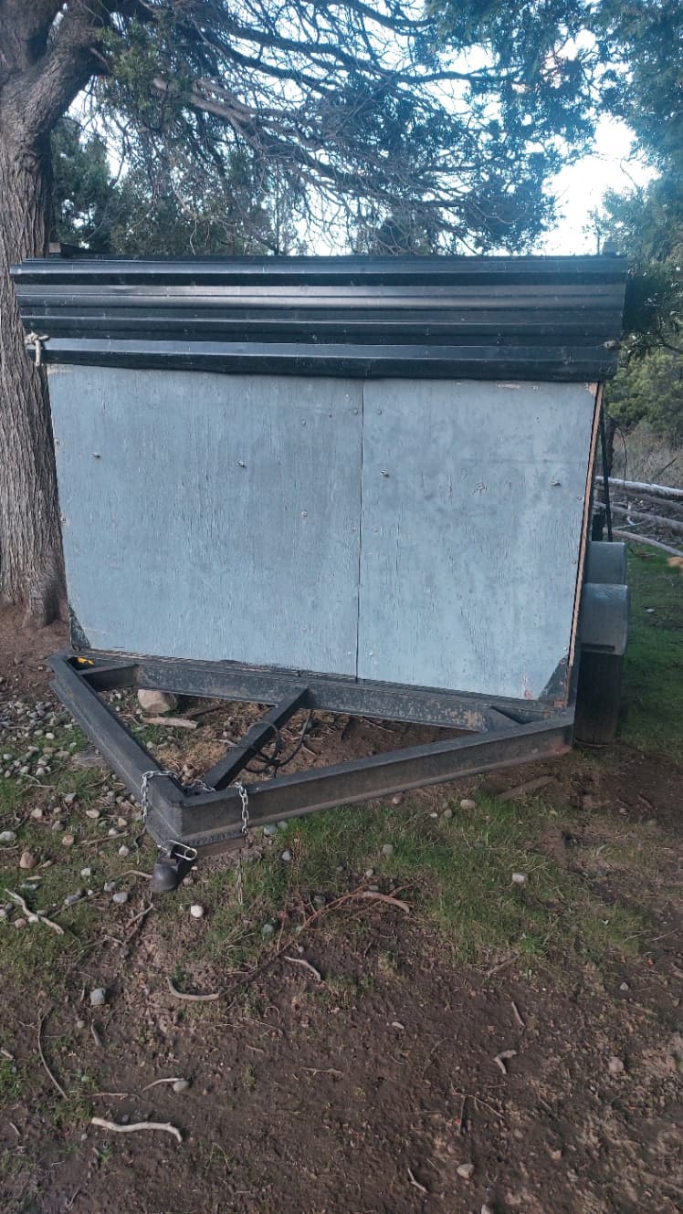 Trailer doble eje, soporta 2500kg, 5 cubiertas nuevas.
