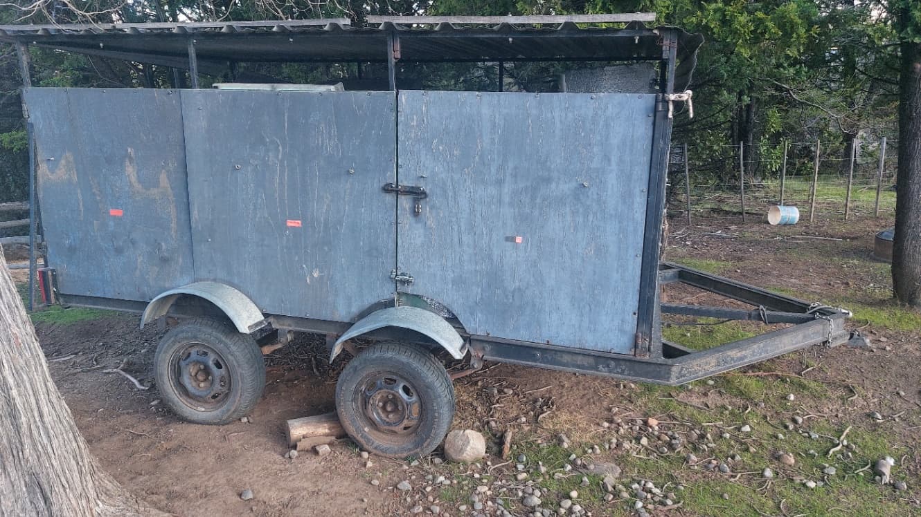 Trailer doble eje, soporta 2500kg, 5 cubiertas nuevas.
