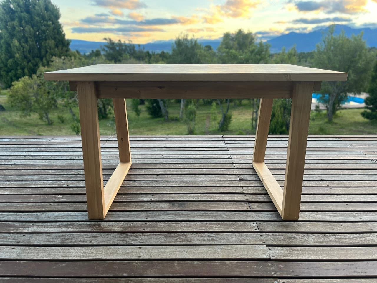 Mesa de álamo laqueado 